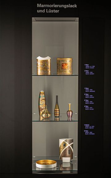 View into the showcase: "Marbling lacquer and luster", ©Porzellanikon, Photo: Andreas Gießler