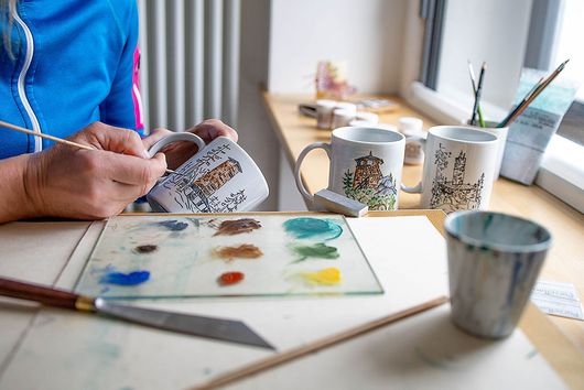 Painting cups with themes from the Fichtelgebirge. ©Porzellanikon, Photo: Andreas Gießler