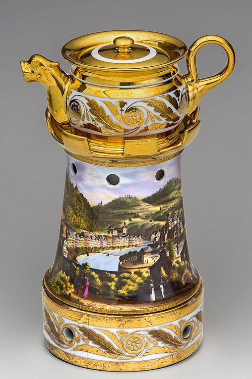 Réchaud s výhledem na Karlovy Vary Porcelánka Fischer & Reichenbach, Pirkenhammer, kolem roku 1830, Porcelán, malba na glazuře, zlacená Uměleckoprůmyslové museum v Praze, Inv. No. 10.769 a-d © Uměleckoprůmyslové museum v Praze