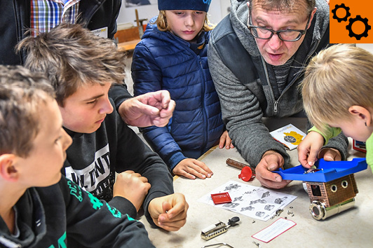 How do you build a steam engine??? ©Porzellanikon, Photo: Florian Miedl