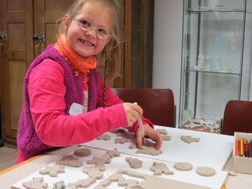 Things are fun in the porcelain bakery! ©Porzellanikon, Photo: Ramona Scherg