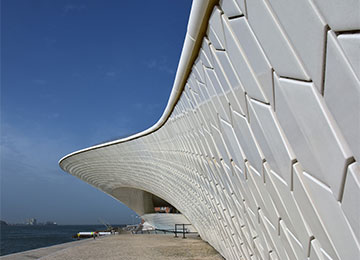Fasáda muzea of Art, Architecture and Technic v Lissabonu, 2016 © Cerámica Cumella