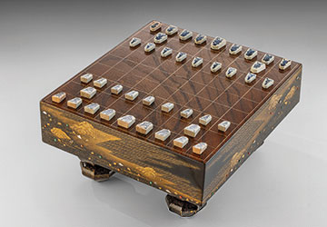 Lackblock für Japanisches Schach „Shogi“ mit Porzellansteinen aus Arita, Ausformung Meiji Periode (1868 – 1912); Leihgabe Dr. Thomas H. Thomsen; Foto: Jahreiss. foto film design, Hohenberg a. d. Eger