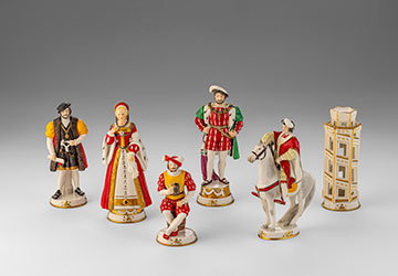 Figuren aus dem Schachspiel Heinrich VIII. gegen Franz I., Entwurf: Gustav Oppel, 1972, Ausformung ab 1972; Porzellanmanufaktur Rudolf Kämmer, Rudolstadt; Leihgabe Dr. Thomas H. Thomsen; Foto: Jahreiss. foto film design, Hohenberg a. d. Eger