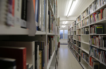 Coup d’œil sur la bibliothèque du musée Porzellanikon à Selb