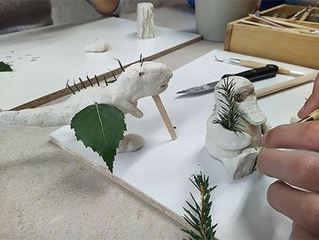 Modellieren von Tierfiguren aus Porzellan.