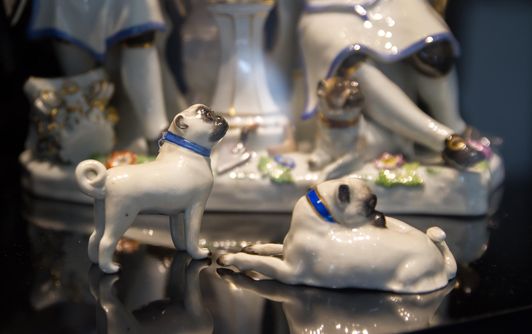 Blick in die Ausstellung  „Unendliche Liebe in Porzellan – Von Tradition inspiriert“