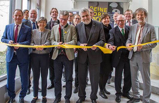 Die Ausstellung „REINE FORMSACHE“ im Porzellanikon Selb/Hohenberg a. d. Eger ist eröffnet! Bild von links nach rechts: Jürgen Hoffmann, Bürgermeister Hohenberg a. d. Eger Heidrun Piwernetz, Regierungspräsidentin  Oberfranken Bernd Sibler, Bayerischer Staatsminister für Wissenschaft und Kunst Prof. Dr. Armin Willingmann, Minister für Wirtschaft, Wissenschaft und Digitalisierung des Landes Sachsen-Anhalt Wilhelm Siemen, Direktor Porzellanikon Prof. Dieter Hofmann, Rektor Burg Giebichenstein Kunsthochschule Halle