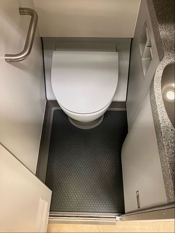 31-Zoll Bordtoilette für Langstreckenflieger, © Diehl Aviation