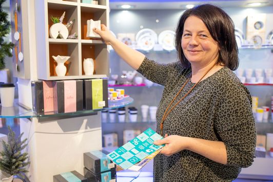 Jitka Legène, Hauptkassenkraft am Servicepoint Museumskasse Selb, ©Porzellanikon, Foto: Andreas Gießler